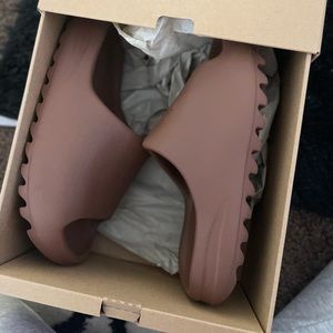 Yeezy slides “flax”